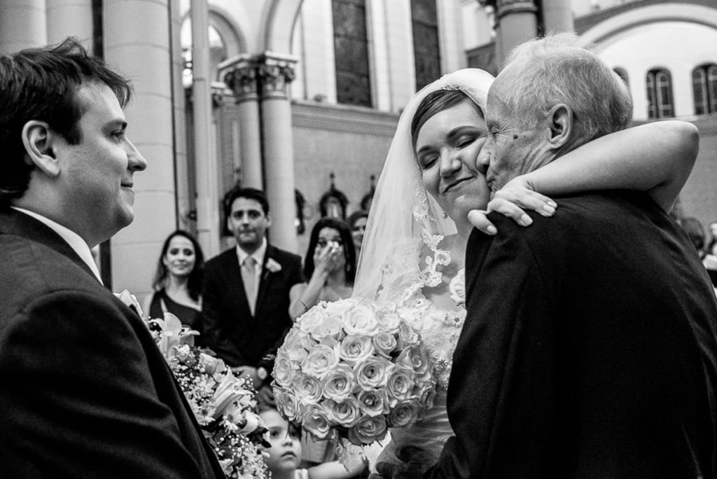 Fotografia de casamento registrada de maneira artística e espontânea. A história do dia mais especial da sua vida pela fotógrafa premiada Claudia Ruiz.