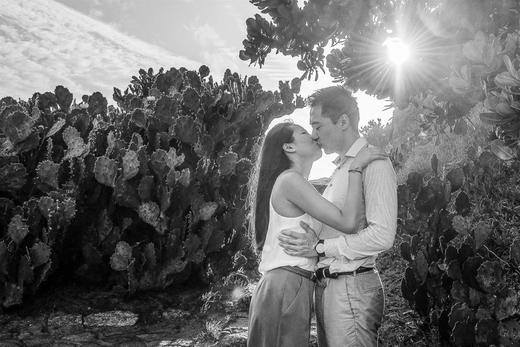 Ensaio de casal, fotos de noivos pela fotógrafa premiada de casamento e família, Claudia Ruiz. Ensaios fotográficos no estilo lifestyle.