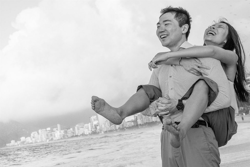 Ensaio de casal, fotos de noivos pela fotógrafa premiada de casamento e família, Claudia Ruiz. Ensaios fotográficos no estilo lifestyle.