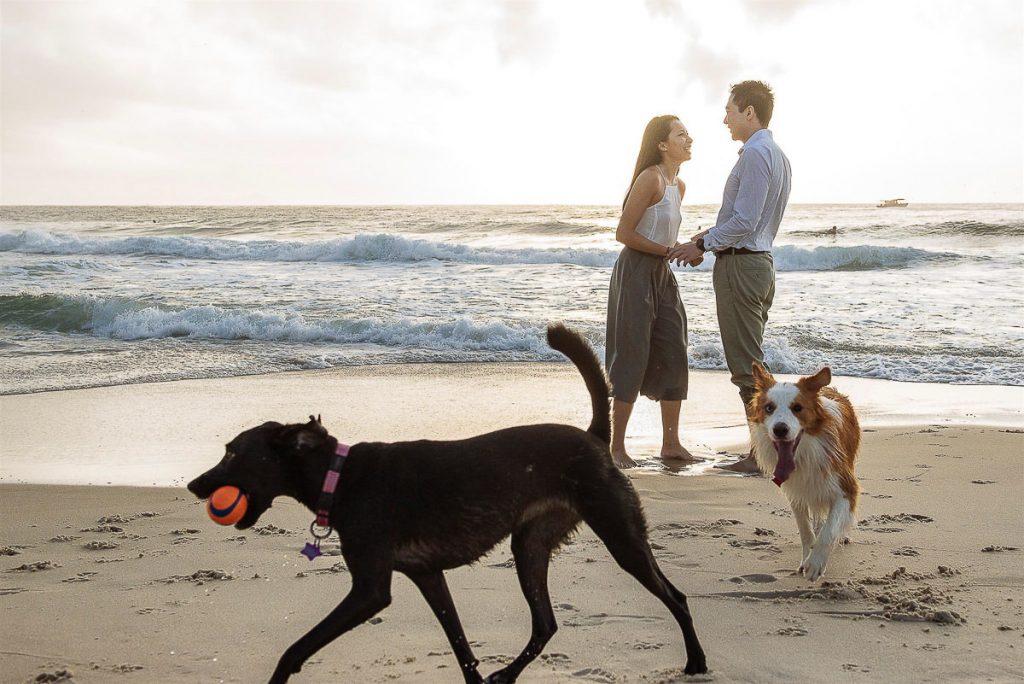 Ensaio de casal, fotos de noivos pela fotógrafa premiada de casamento e família, Claudia Ruiz. Ensaios fotográficos no estilo lifestyle.