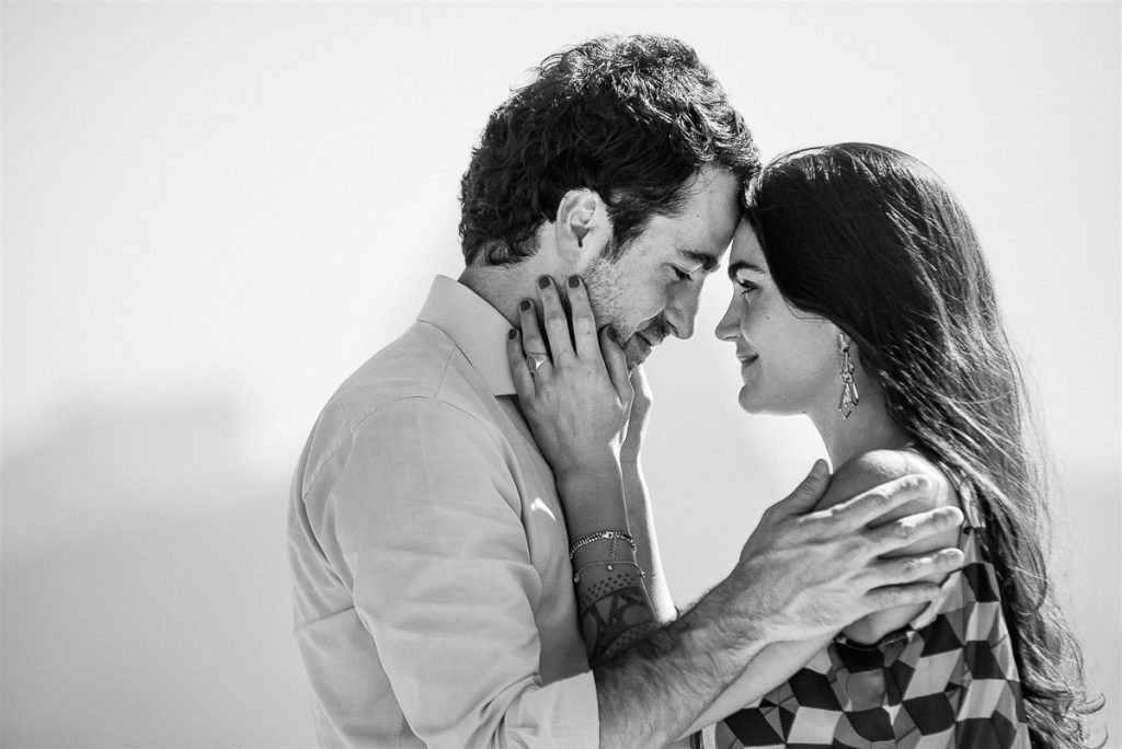 Ensaio de casal, fotos de noivos pela fotógrafa premiada de casamento e família, Claudia Ruiz. Ensaios fotográficos no estilo lifestyle.