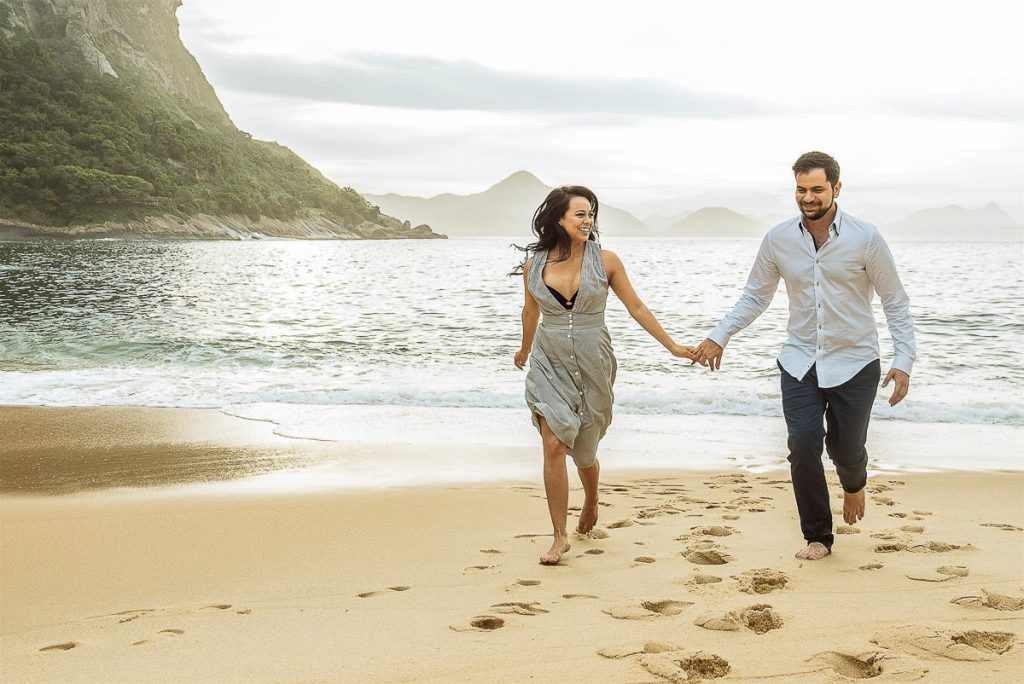 Ensaio de casal, fotos de noivos pela fotógrafa premiada de casamento e família, Claudia Ruiz. Ensaios fotográficos no estilo lifestyle.