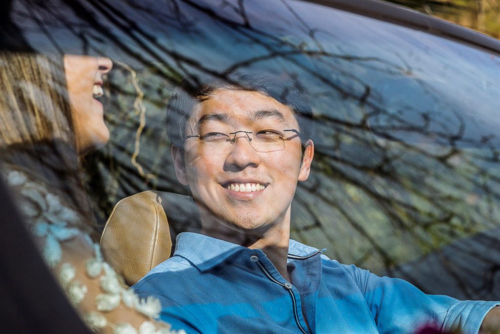 Ensaio de casal, fotos de noivos pela fotógrafa premiada de casamento e família, Claudia Ruiz. Ensaios fotográficos no estilo lifestyle.