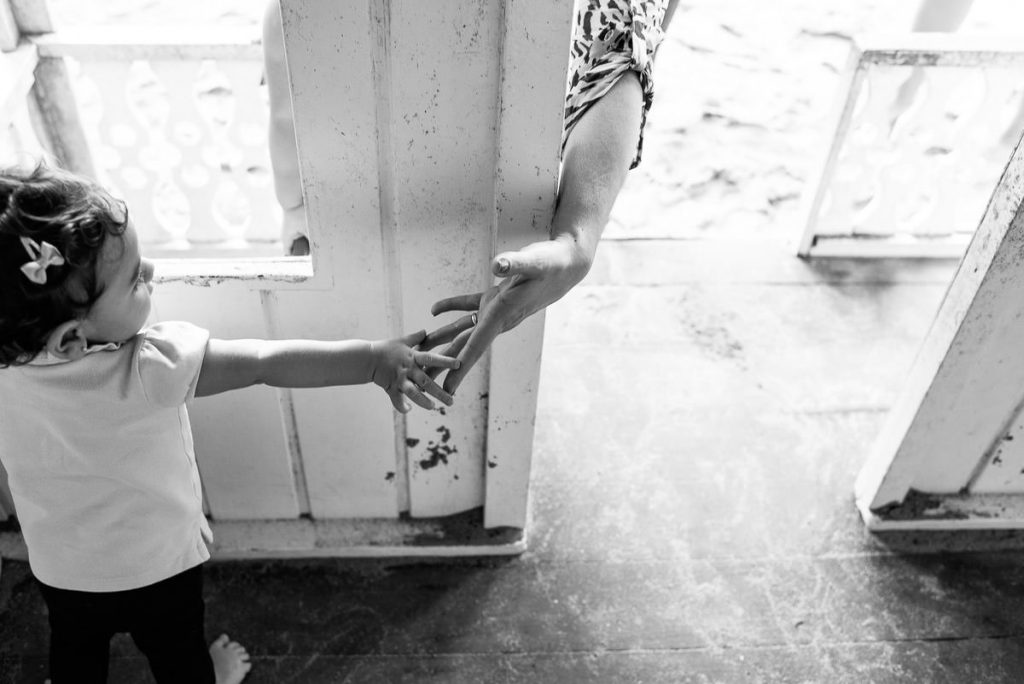 Ensaios de família e gestante registrados pela fotógrafa premiada de família e casamento Claudia Ruiz. Fotografias documentais e no estilo lifestyle.