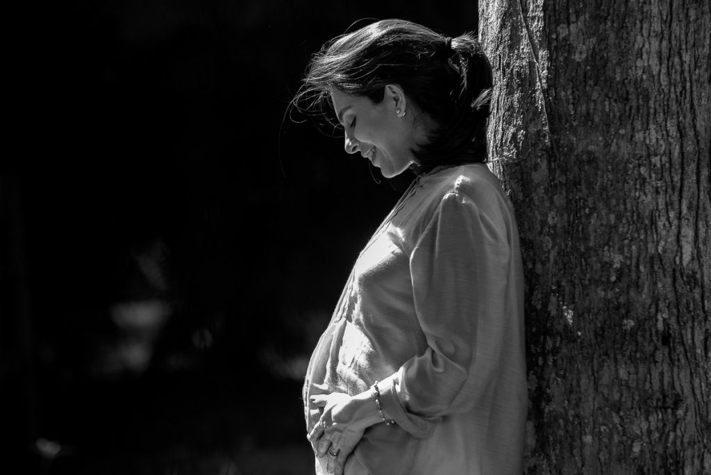 Ensaios de família e gestante registrados pela fotógrafa premiada de família e casamento Claudia Ruiz. Fotografias documentais e no estilo lifestyle.