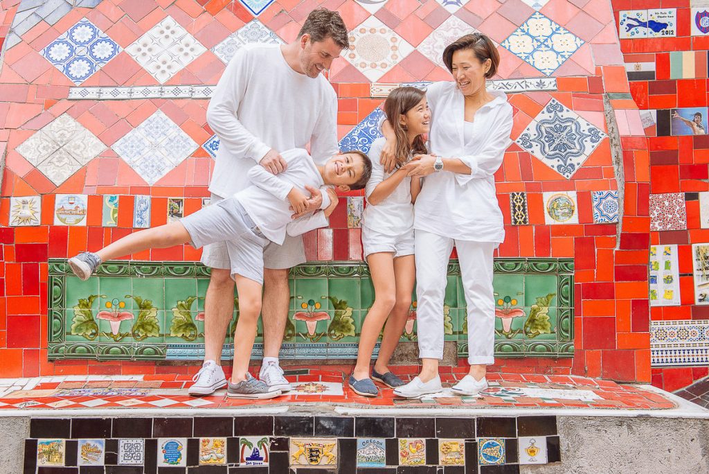 Ensaios de família e gestante registrados pela fotógrafa premiada de família e casamento Claudia Ruiz. Fotografias documentais e no estilo lifestyle.