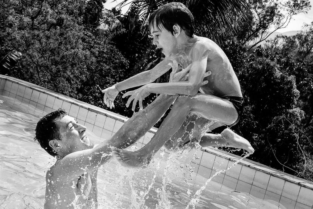 Ensaios de família e gestante registrados pela fotógrafa premiada de família e casamento Claudia Ruiz. Fotografias documentais e no estilo lifestyle.