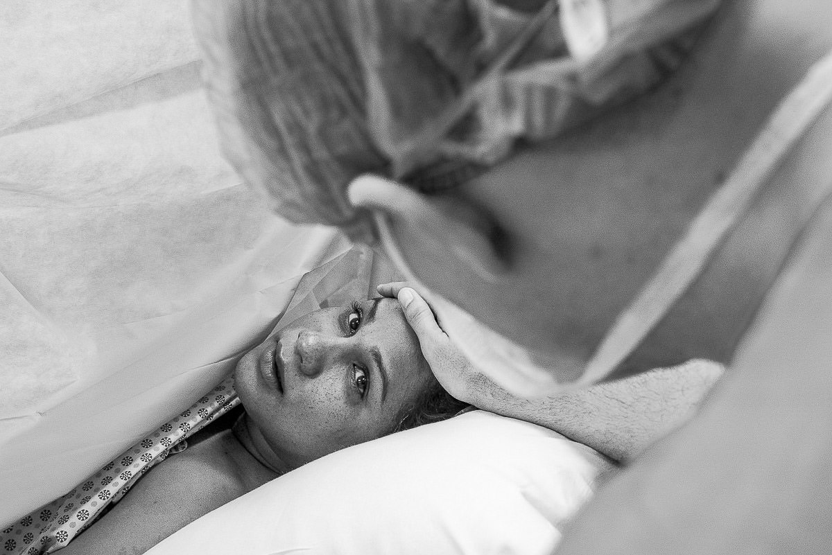 Fotografia de parto documental no Hospital Maternidade Santa Lúcia, Rio de Janeiro, RJ. Fotos do nascimento da Heloísa pela premiada fotógrafa Claudia Ruiz.