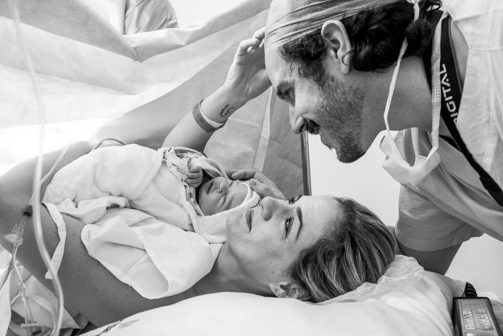 Fotografia de parto documental registrado pela premiada fotógrafa Claudia Ruiz. A história do dia mais importante da sua vida traduzida em imagens.