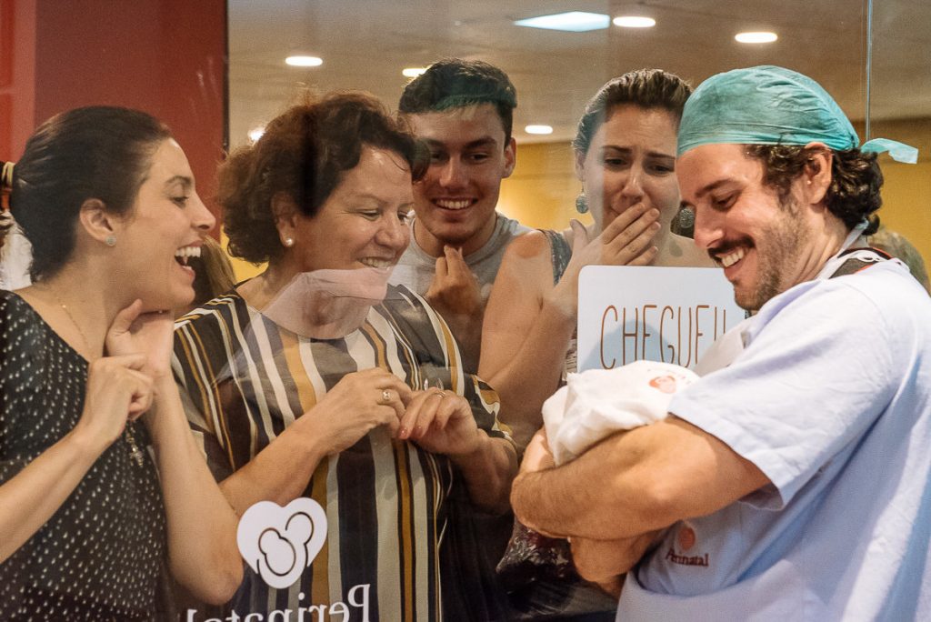 Fotografia de parto documental registrado pela premiada fotógrafa Claudia Ruiz. A história do dia mais importante da sua vida traduzida em imagens.