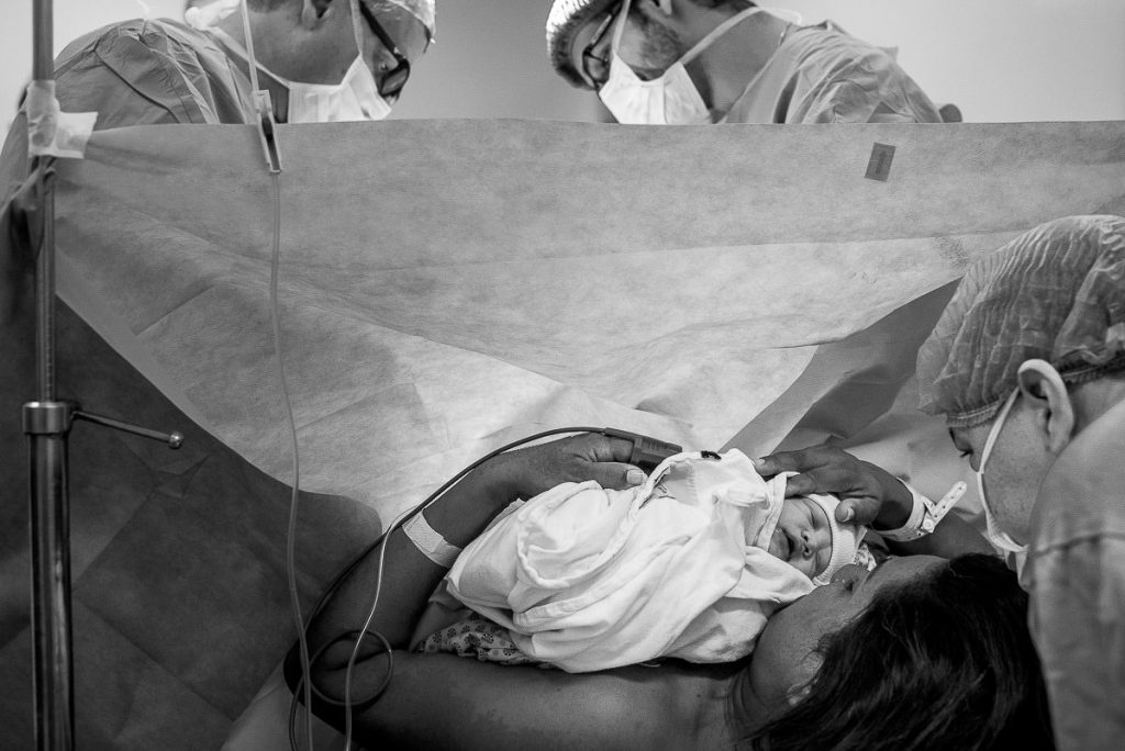 Fotografia de parto documental registrado pela premiada fotógrafa Claudia Ruiz. A história do dia mais importante da sua vida traduzida em imagens.