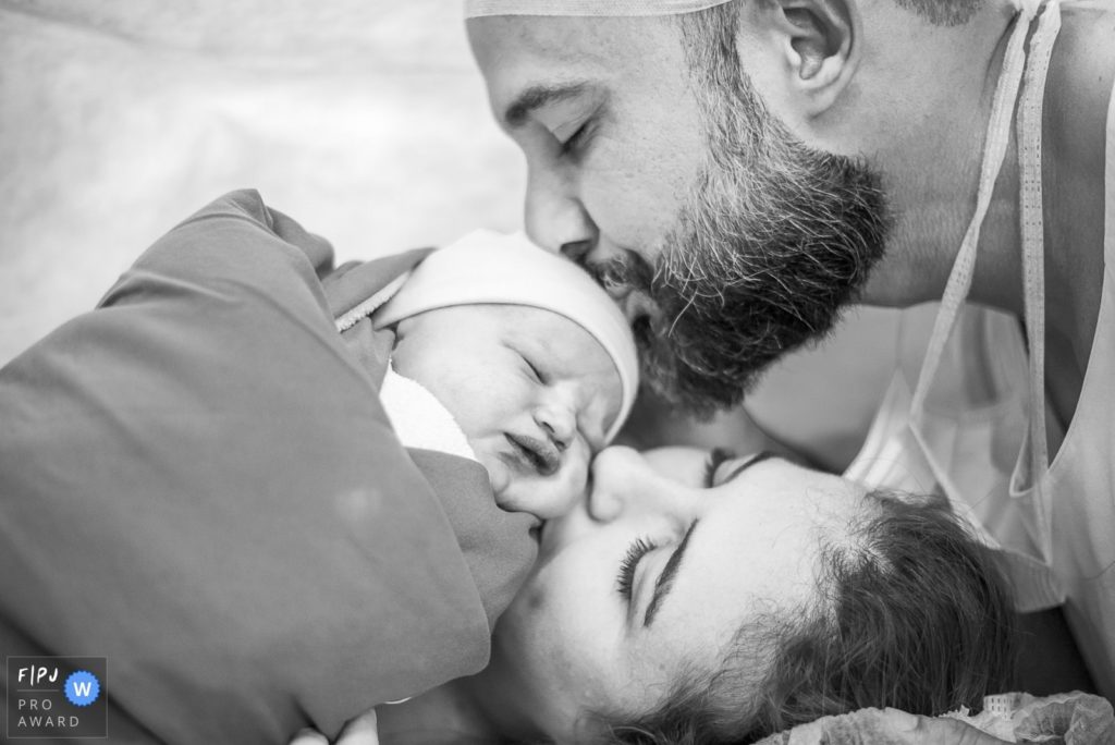 Fotografia de parto documental registrado pela premiada fotógrafa Claudia Ruiz. A história do dia mais importante da sua vida traduzida em imagens.