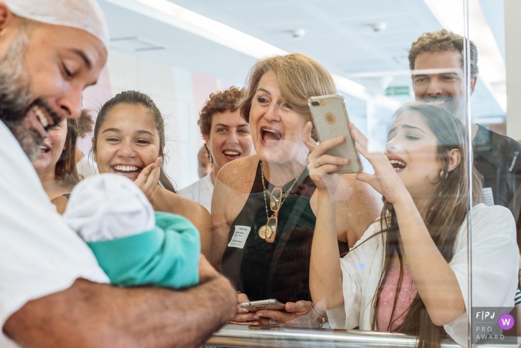 Fotografia de parto documental registrado pela premiada fotógrafa Claudia Ruiz. A história do dia mais importante da sua vida traduzida em imagens.
