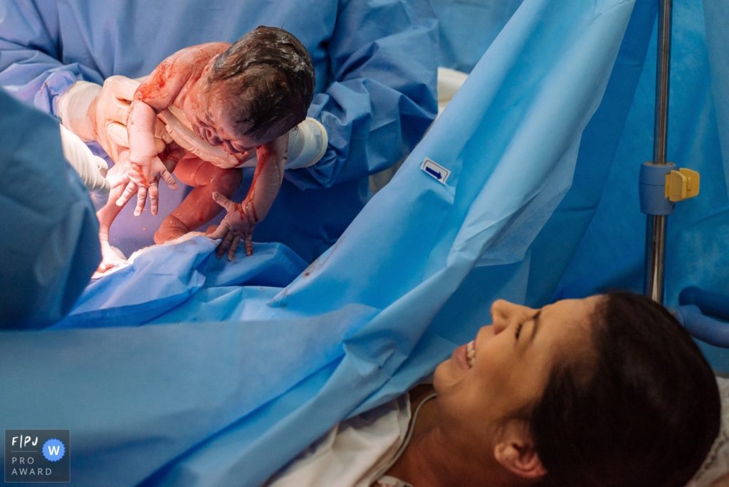 Fotografia de parto documental registrado pela premiada fotógrafa Claudia Ruiz. A história do dia mais importante da sua vida traduzida em imagens.