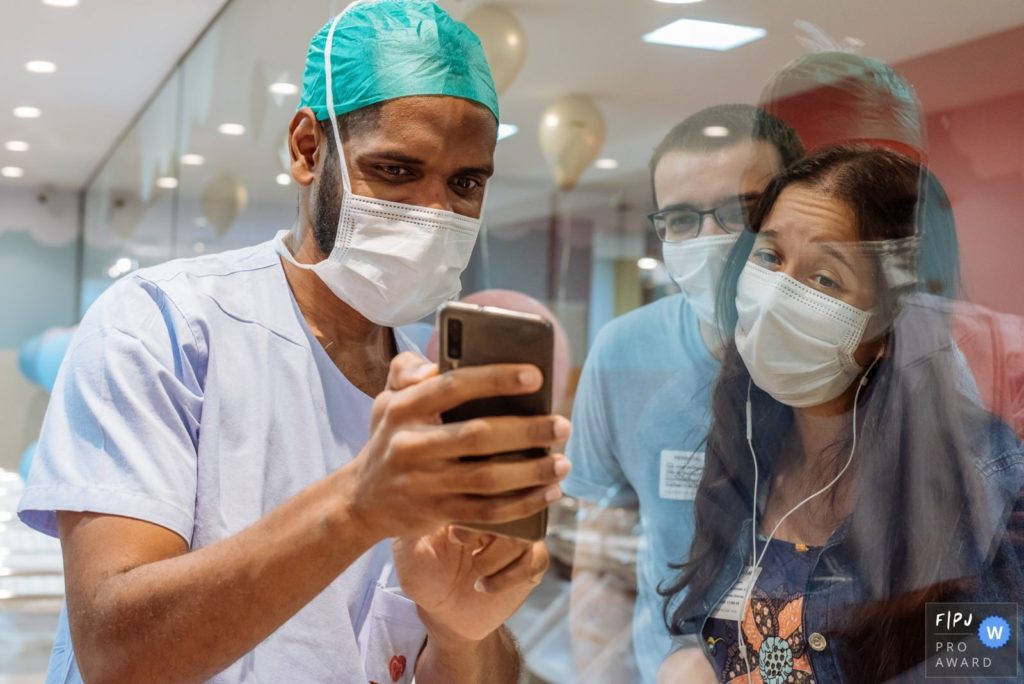 Fotografia de parto documental registrado pela premiada fotógrafa Claudia Ruiz. A história do dia mais importante da sua vida traduzida em imagens.
