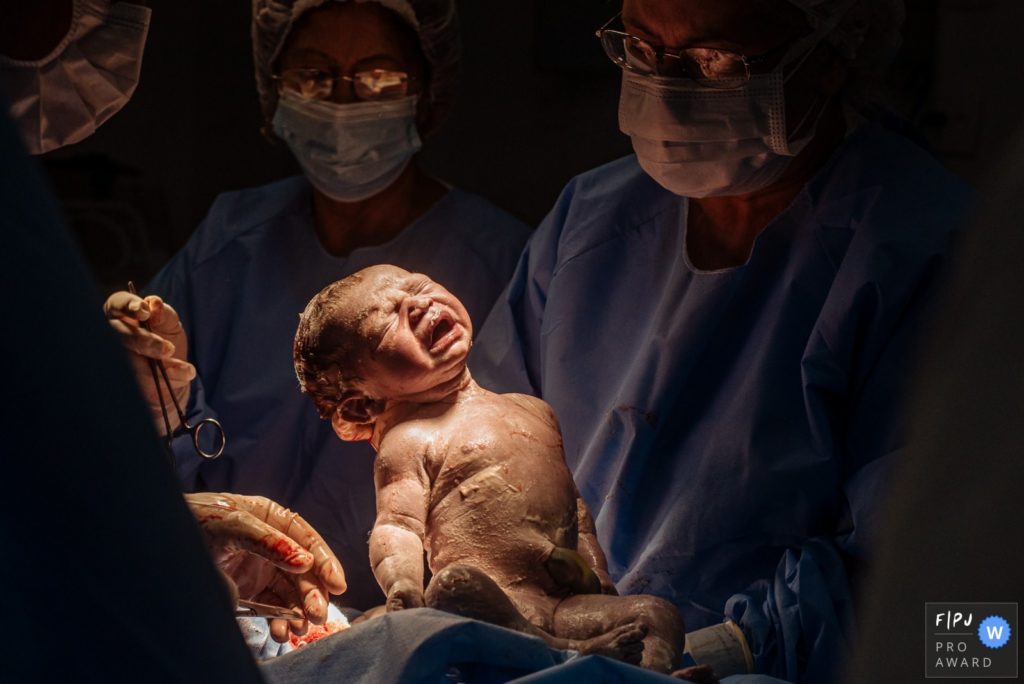 Fotografia de parto documental registrado pela premiada fotógrafa Claudia Ruiz. A história do dia mais importante da sua vida traduzida em imagens.