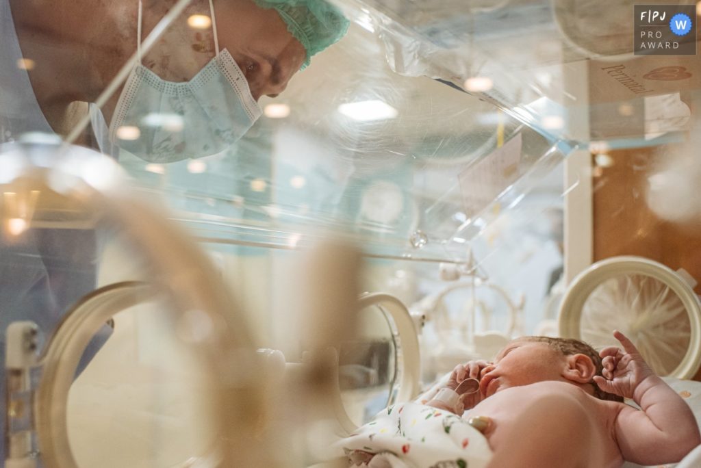Fotografia de parto documental registrado pela premiada fotógrafa Claudia Ruiz. A história do dia mais importante da sua vida traduzida em imagens.