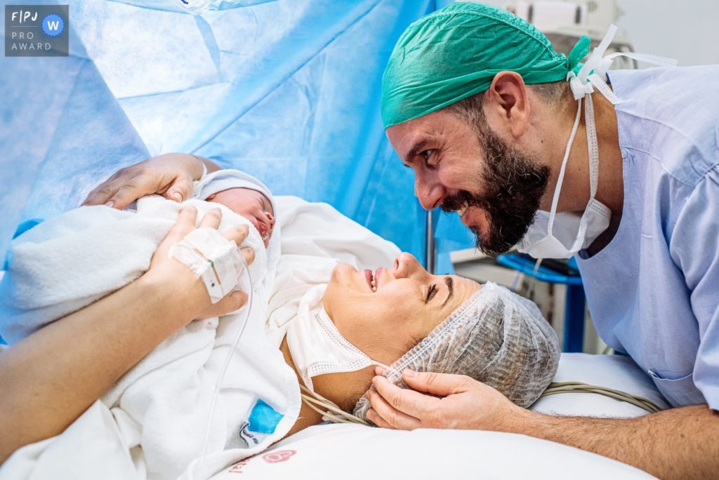 Fotografia de parto documental registrado pela premiada fotógrafa Claudia Ruiz. A história do dia mais importante da sua vida traduzida em imagens.