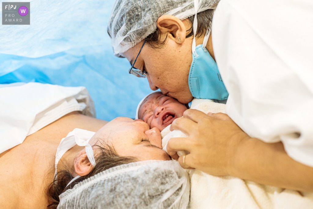 Fotografia de parto documental registrado pela premiada fotógrafa Claudia Ruiz. A história do dia mais importante da sua vida traduzida em imagens.