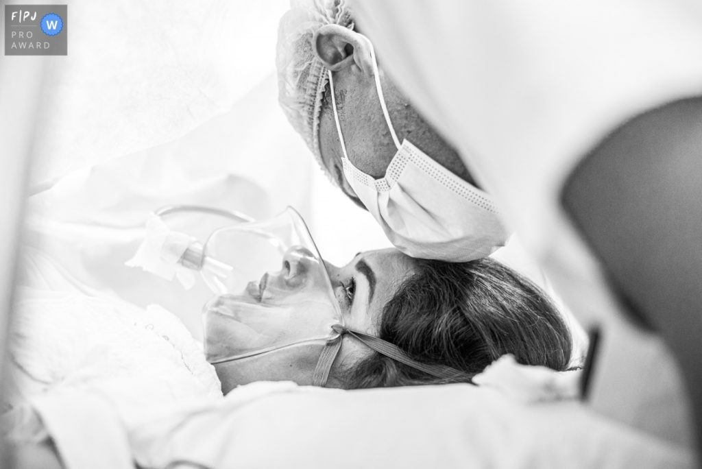 Fotografia de parto documental registrado pela premiada fotógrafa Claudia Ruiz. A história do dia mais importante da sua vida traduzida em imagens.