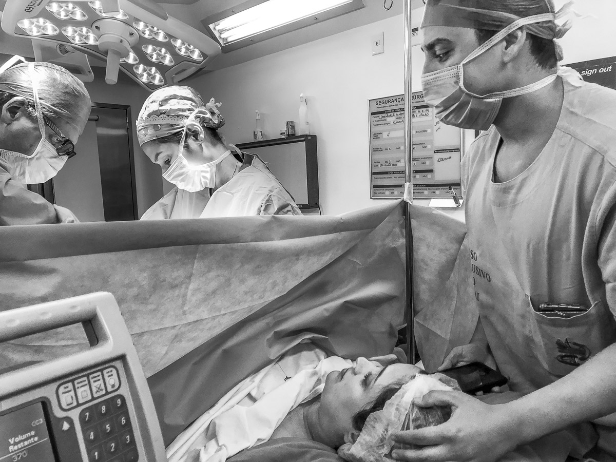 Fotos capturam o momento em que menina de 12 anos faz um parto