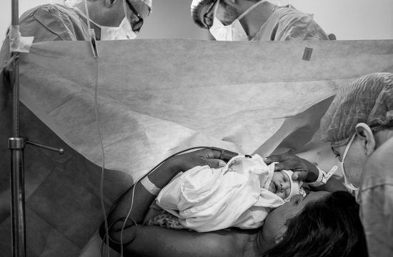 Fotografia de parto documental no Hospital Maternidade Santa Lúcia, Rio de Janeiro, RJ. Fotos do nascimento da Heloísa pela premiada fotógrafa Claudia Ruiz.