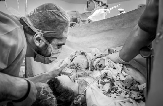 Fotografia de parto documental na Maternidade São José, RJ. Fotos do nascimento de gêmeos pela premiada fotógrafa de casamento e família Claudia Ruiz.