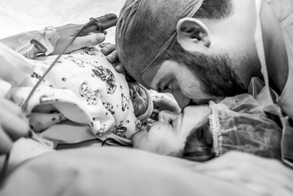 Fotografia de parto documental registrado pela premiada fotógrafa Claudia Ruiz. A história do dia mais importante da sua vida traduzida em imagens.