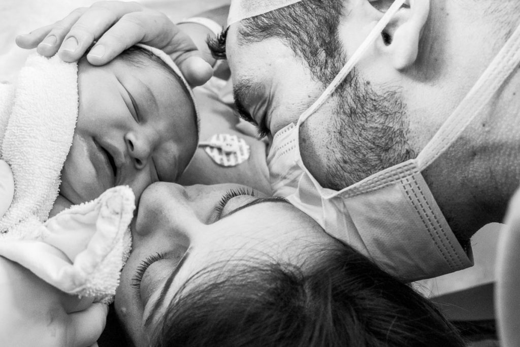 Fotografia de parto documental registrado pela premiada fotógrafa Claudia Ruiz. A história do dia mais importante da sua vida traduzida em imagens.