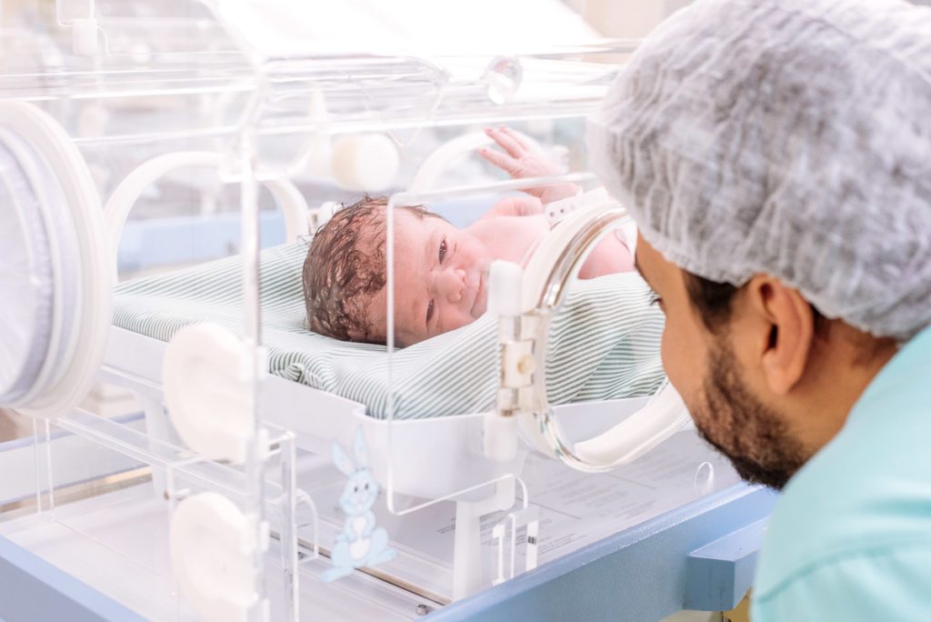 Fotografia de parto documental registrado pela premiada fotógrafa Claudia Ruiz. A história do dia mais importante da sua vida traduzida em imagens.